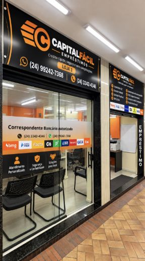 Fachada da Capital Fácil, com letreiro laranja e preto e identificação da Loja 3.