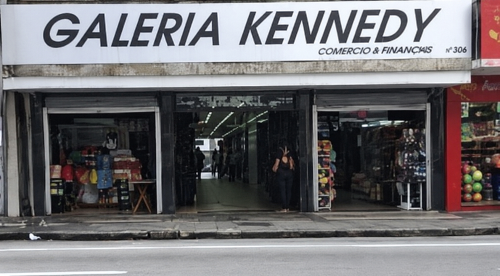Placa Galeria Kennedy e entrada da galeria onde fica a Capital Fácil.