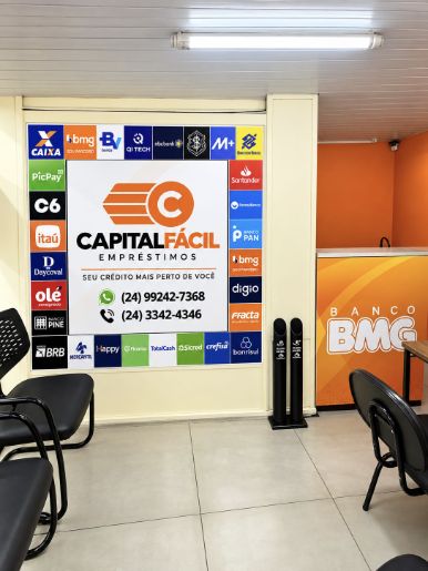 Interior da Capital Fácil, com cadeiras de espera e painel da empresa.